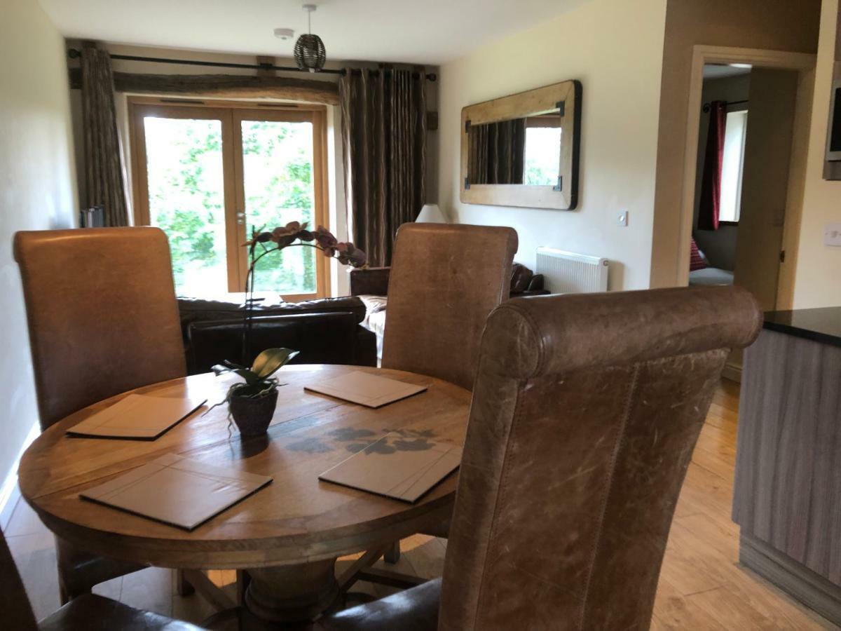 Romneys Apartments & Suites Кендал Екстериор снимка