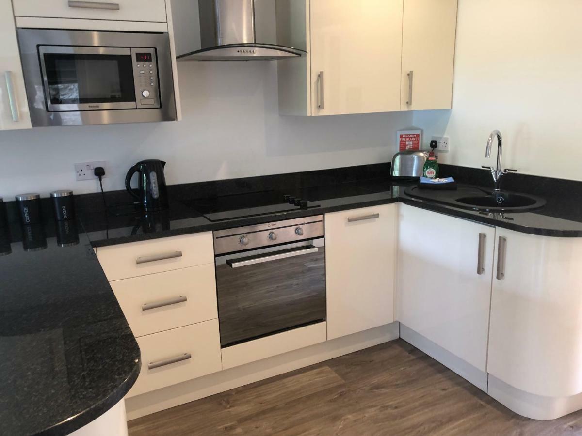 Romneys Apartments & Suites Кендал Екстериор снимка
