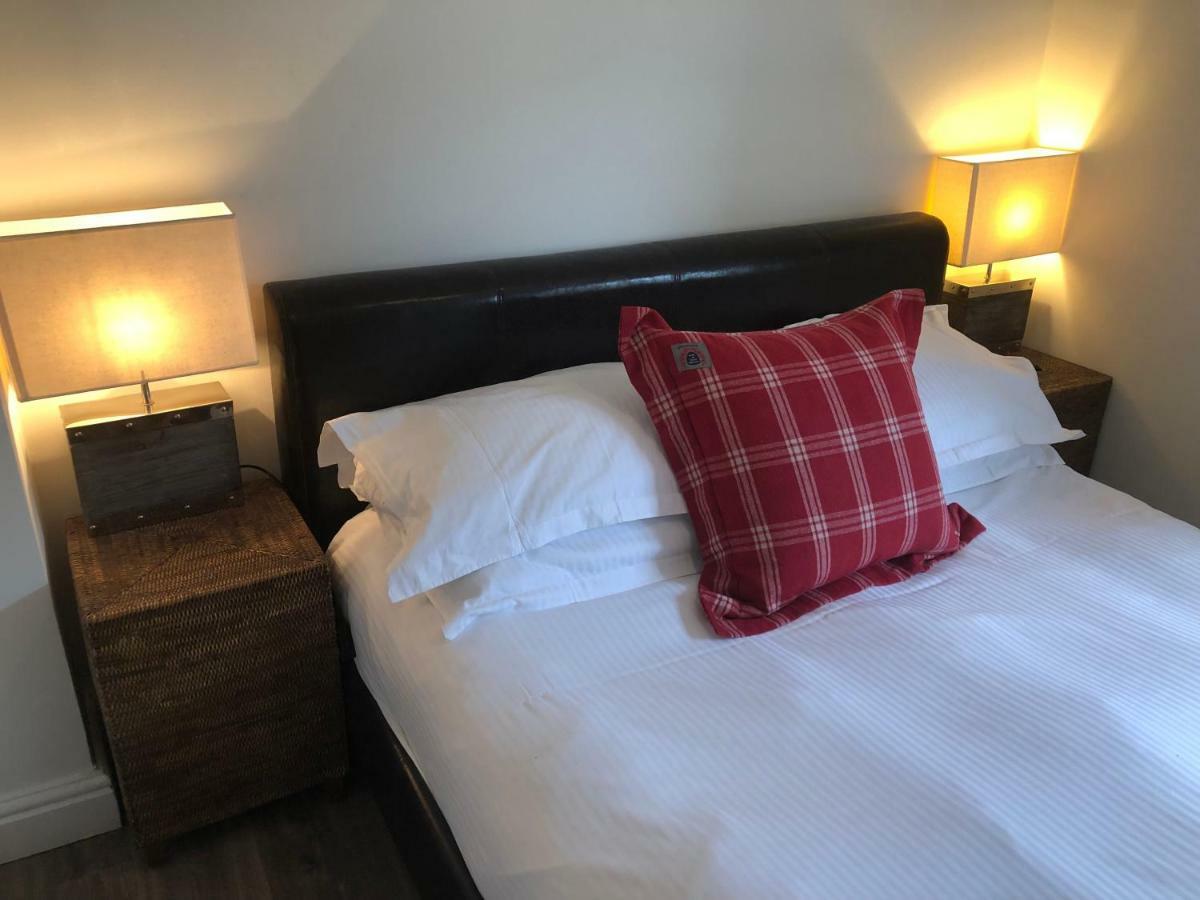 Romneys Apartments & Suites Кендал Екстериор снимка