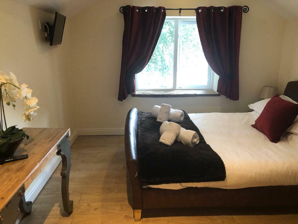 Romneys Apartments & Suites Кендал Екстериор снимка