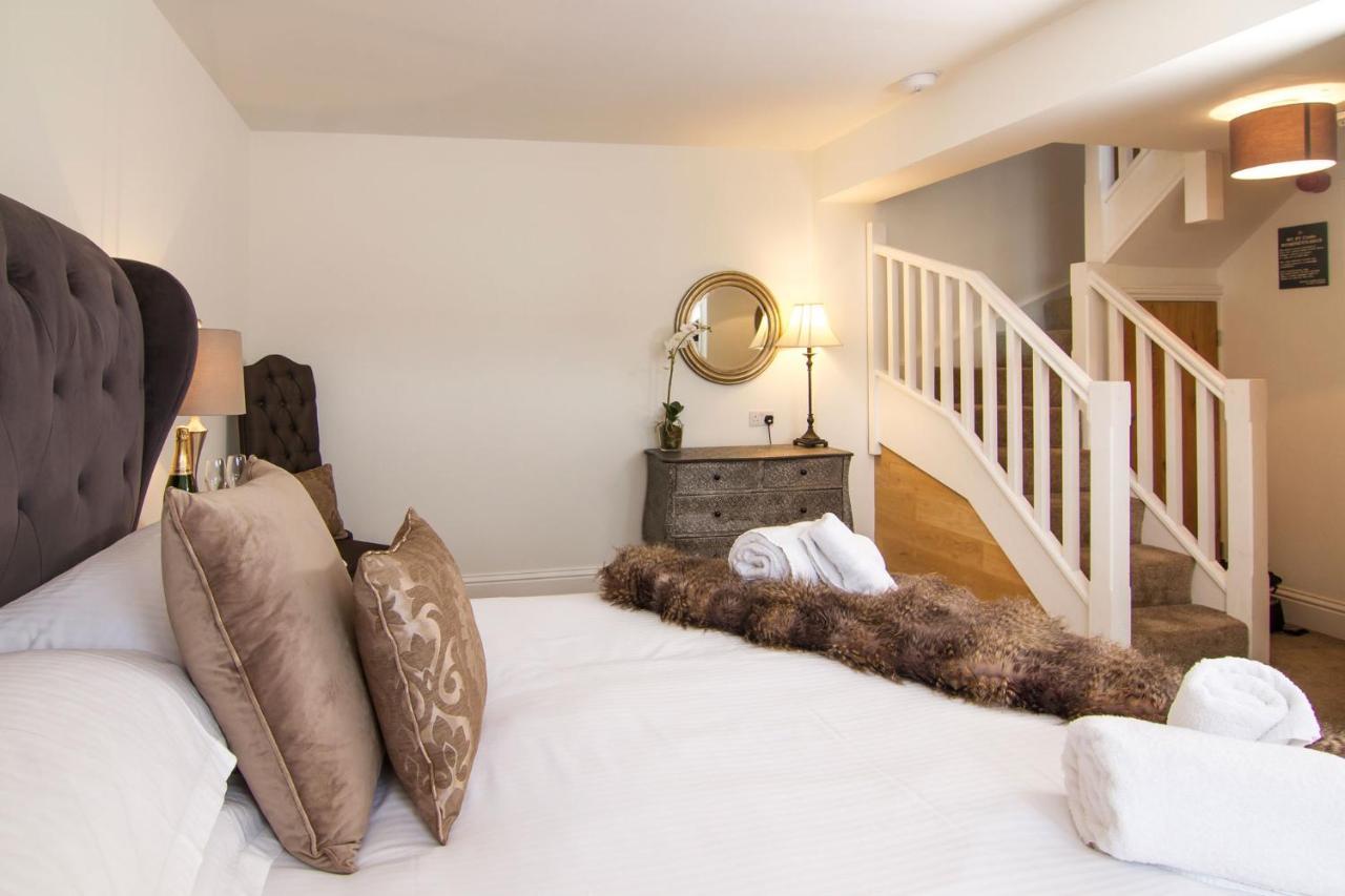 Romneys Apartments & Suites Кендал Екстериор снимка